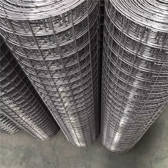 Оптовая продажа 2X18 м в рулоне с ПВХ-покрытием зеленого цвета Gi сварная сетка для забора матовый рулон