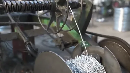 Горячая оцинкованная колючая проволока/колючая проволока с ПВХ-покрытием для забора